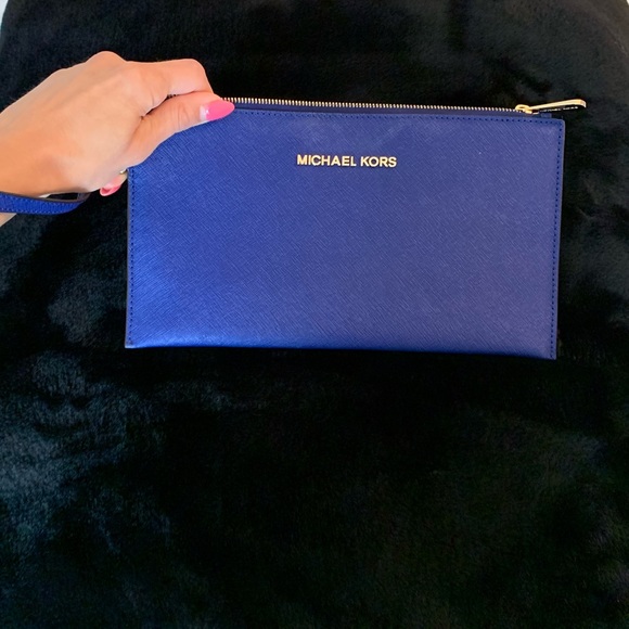 Michael Kors Handbags - Michael Kors Wristlet